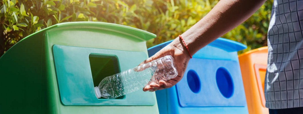 aruncare sticla plastic in cos reciclare colectare selectiva aruncare sticla plastic in cos reciclare colectare selectiva
