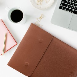 Husa laptop, MacBook 15 inch, piele naturala cu mouse pad, inchidere magnetica, margini vopsite manual, e-store, maro Husa laptop, MacBook 15 inch, piele naturala cu mouse pad, inchidere magnetica, margini vopsite manual, e-store, maro