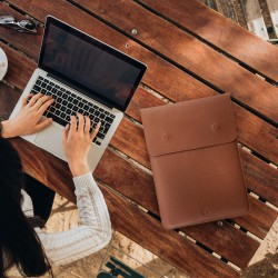 Husa laptop, MacBook 13 inch, piele naturala cu mouse pad, inchidere magnetica, margini vopsite manual, e-store, maro Husa laptop, MacBook 13 inch, piele naturala cu mouse pad, inchidere magnetica, margini vopsite manual, e-store, maro