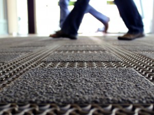 Dotează intrările cu covorașe profesionale de aluminiu, pentru o curățenie impecabilă! Dotează intrările cu covorașe profesionale de aluminiu, pentru o curățenie impecabilă!